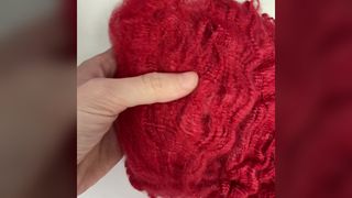 Fibra de grapa de remolque de proteína de seda roja brillante 2D, fibra para el cuidado de la piel teñida con droga para hilo de tejer de lujo