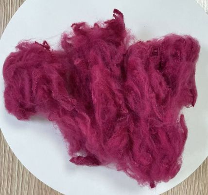 Un buen precio. Fibra de poliéster reciclado en grapa 2.5D 51mm Morado Ciruela en línea