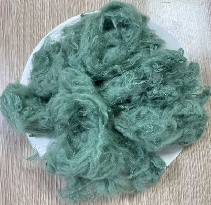 Un buen precio. Fibra de poliéster teñida con dope de color 1.5D 38mm Alta tenacidad en línea