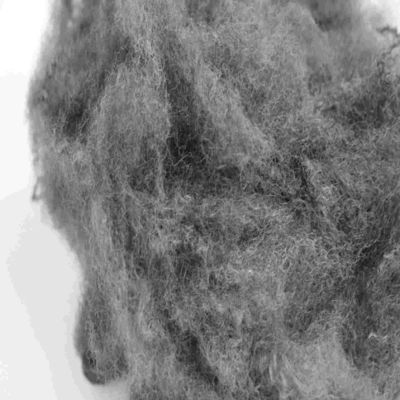 Un buen precio. Fibra de grapa de poliéster gris sólido resistente al fuego de 65 mm Fibra de color en línea