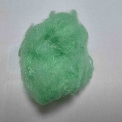 Un buen precio. Fibra virgen 2.5D verde teñida con dopaje PET reciclado Polyester Fibra de grapa en línea