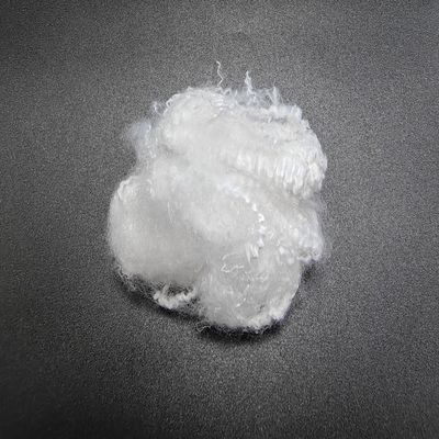 Un buen precio. Fibra de grapa de poliéster virgen 1.56D 51mm Blanco de alta resistencia a las manchas en línea