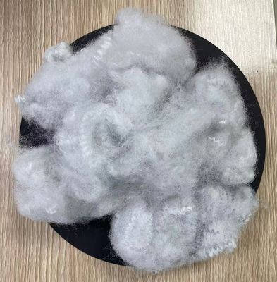 Un buen precio. Fibra de grapa de poliéster reciclado de 15D 64mm, blanco crudo en línea
