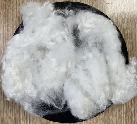 Un buen precio. Fibra de grapa de poliéster virgen 15D 64mm Blanco estándar certificado por GRS en línea