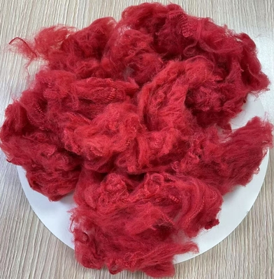 Un buen precio. Fibra de poliéster no siliconizada y teñida con dopante de 1,5D de 38 mm de color rojo brillante en línea