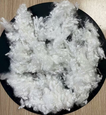 Un buen precio. Material de relleno de fibra de poliéster conjugada hueca de alta tenacidad 32 mm en línea