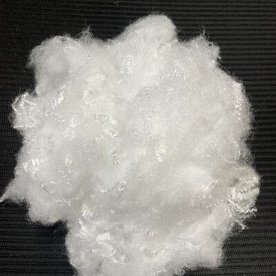 Un buen precio. 1.67D × 38mm Fibra grapada de perfil triangular de primera calidad con excelente brillo para hilo y tela en línea